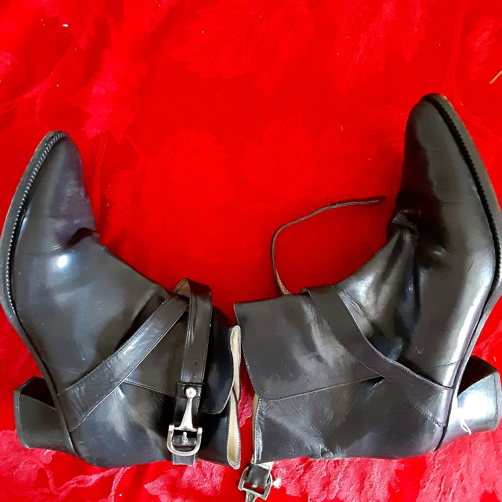 Leather boots. 7B. ITALY